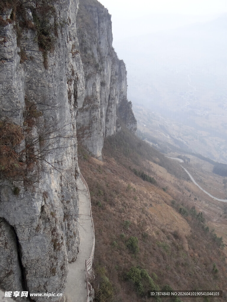 恩施陡峭悬崖边的壮丽山景