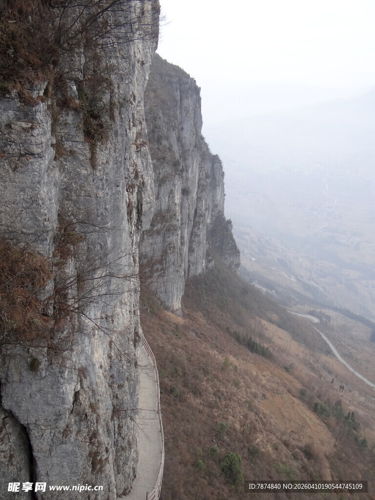 恩施险峻悬崖峭壁景观