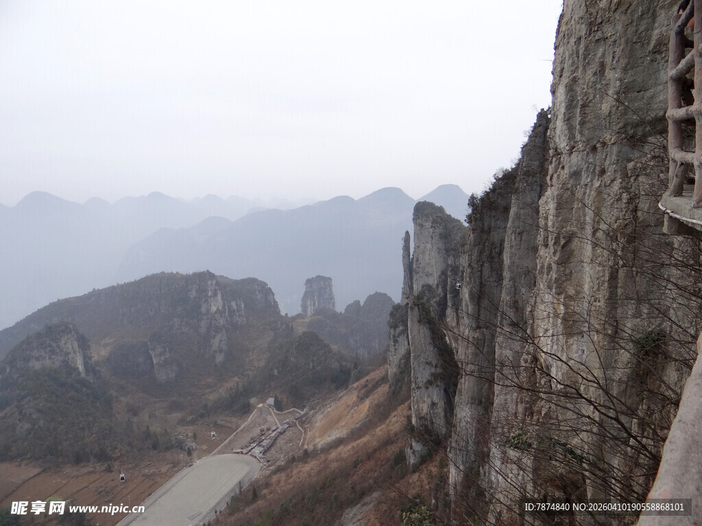 恩施悬崖边壮丽山景