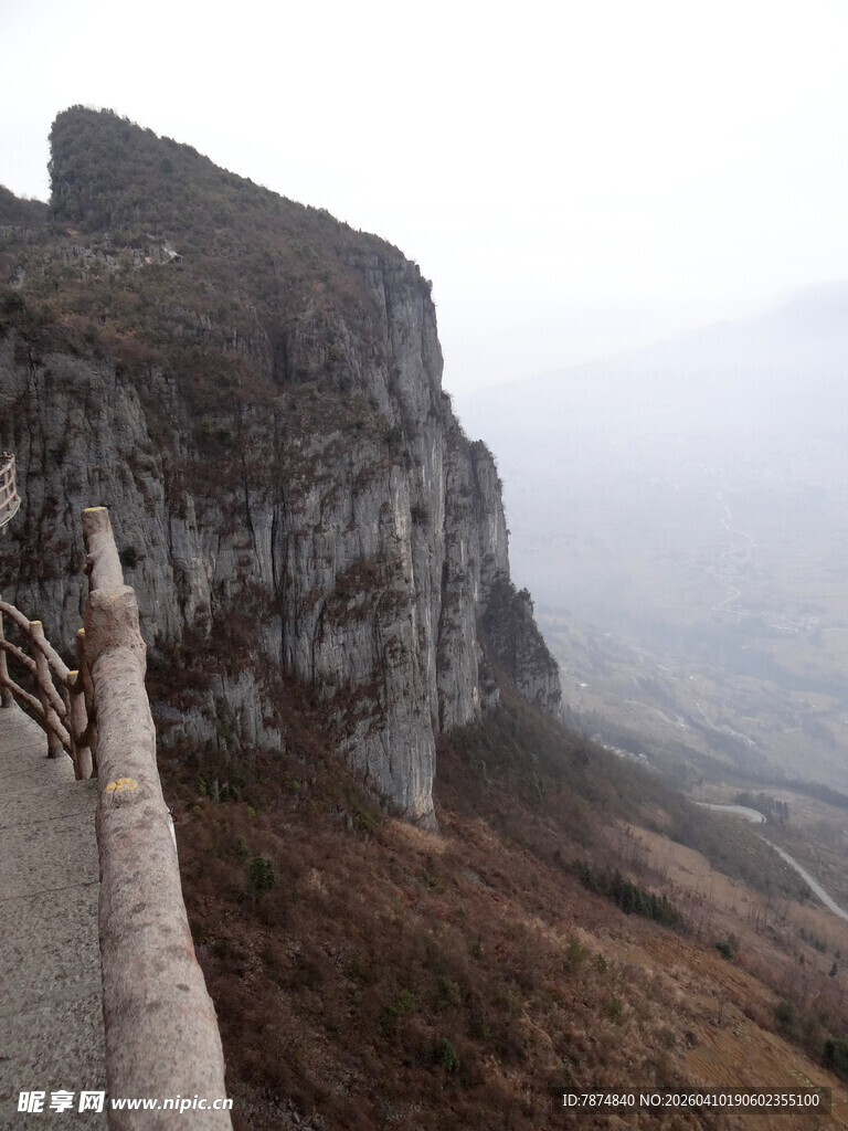 恩施悬崖边的壮阔山景