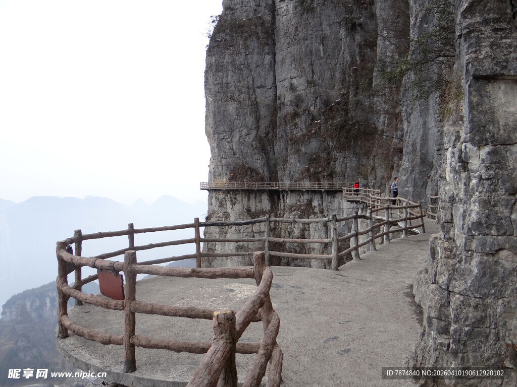 恩施悬崖边的观景栈道