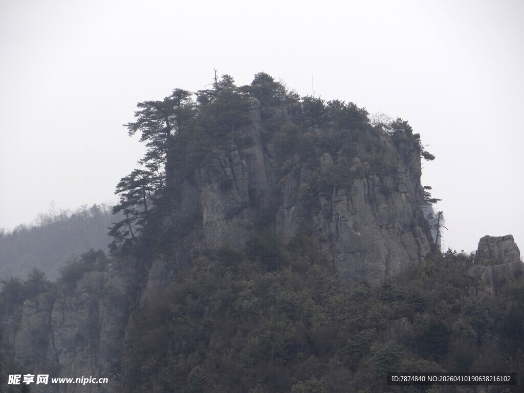 恩施奇峰耸立山间