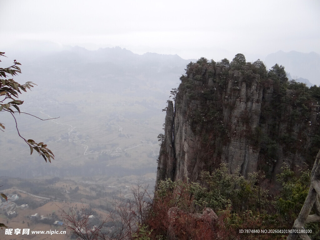 恩施雾中险峻山峰景观