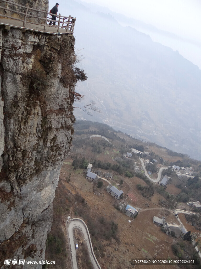 恩施悬崖边俯瞰山间村落