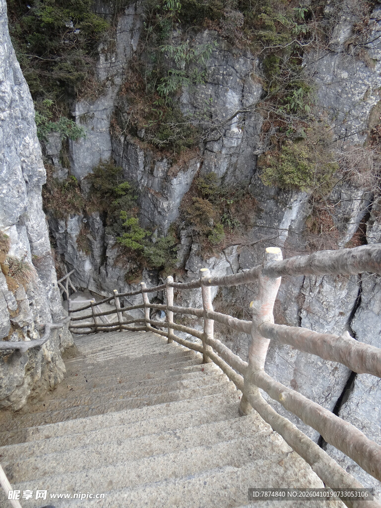 恩施山间木质栈道蜿蜒于峭壁