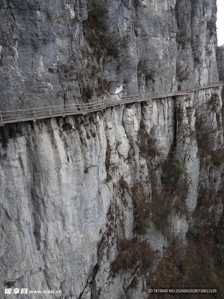 恩施悬崖边的古老石墙
