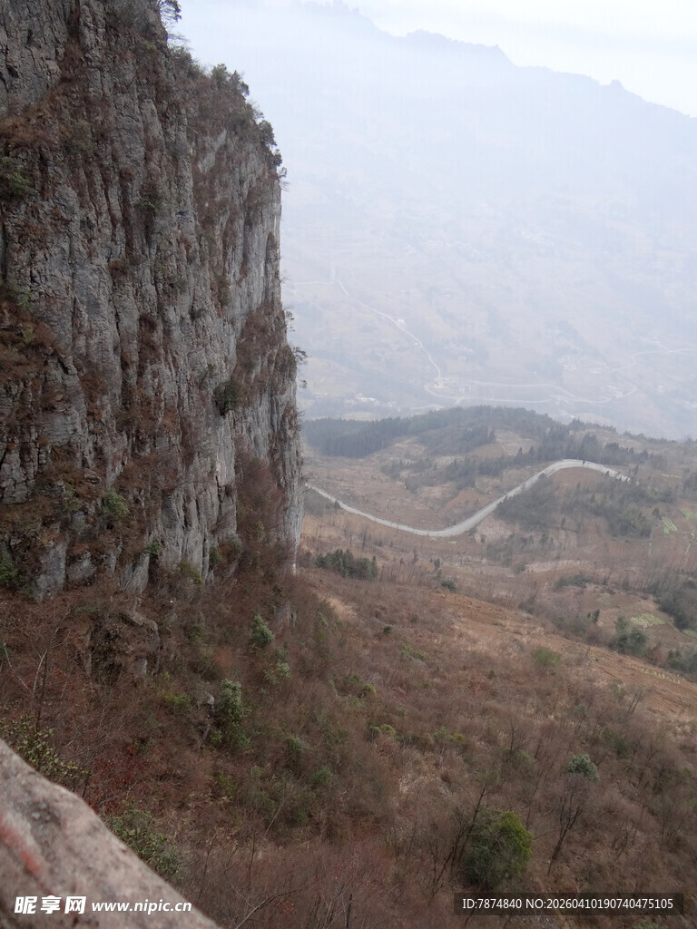 恩施悬崖峭壁处的壮阔自然景观