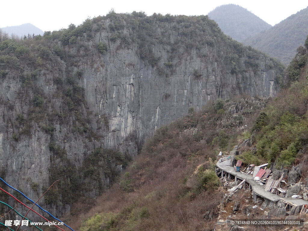 恩施险峻山间景象