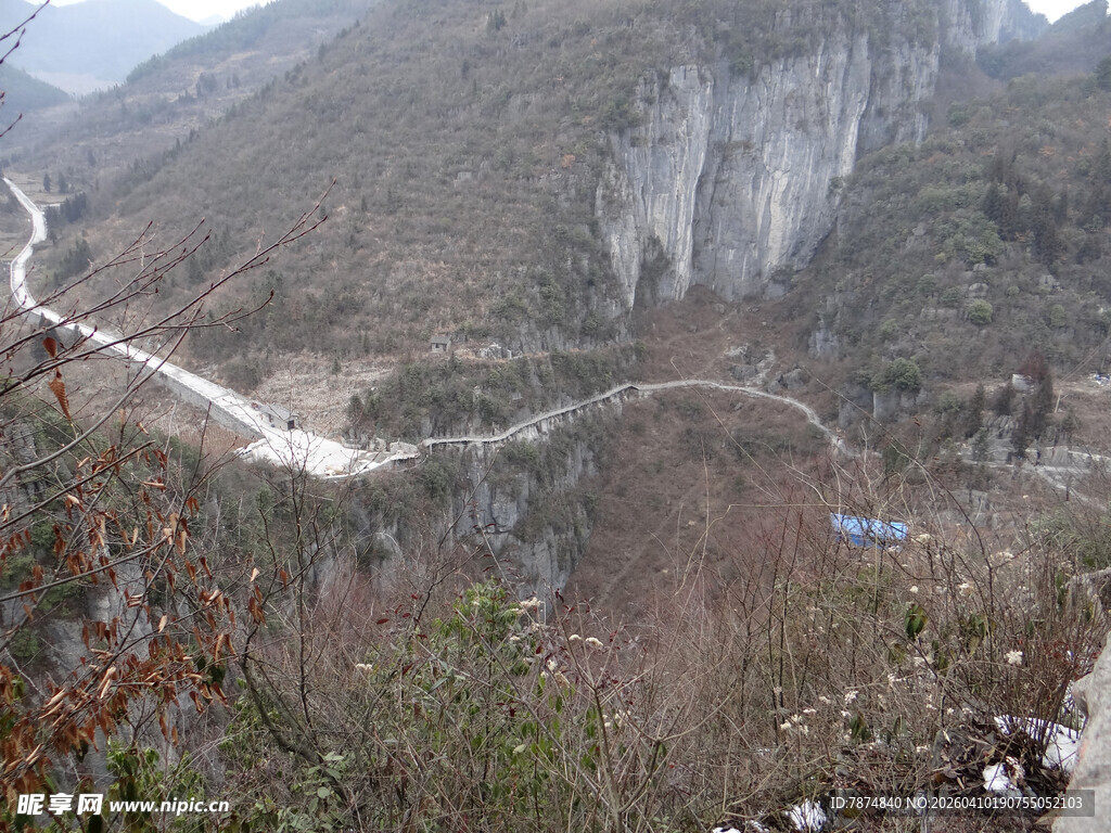 恩施山间蜿蜒小路 景色壮美