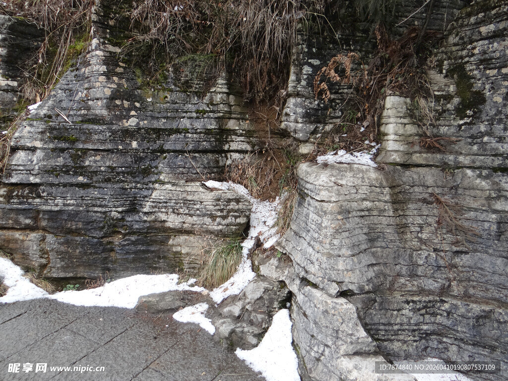 恩施雪覆岩壁 自然奇特景观