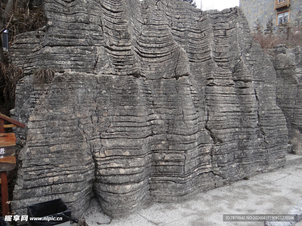 恩施堆积如山的灰色石质材料
