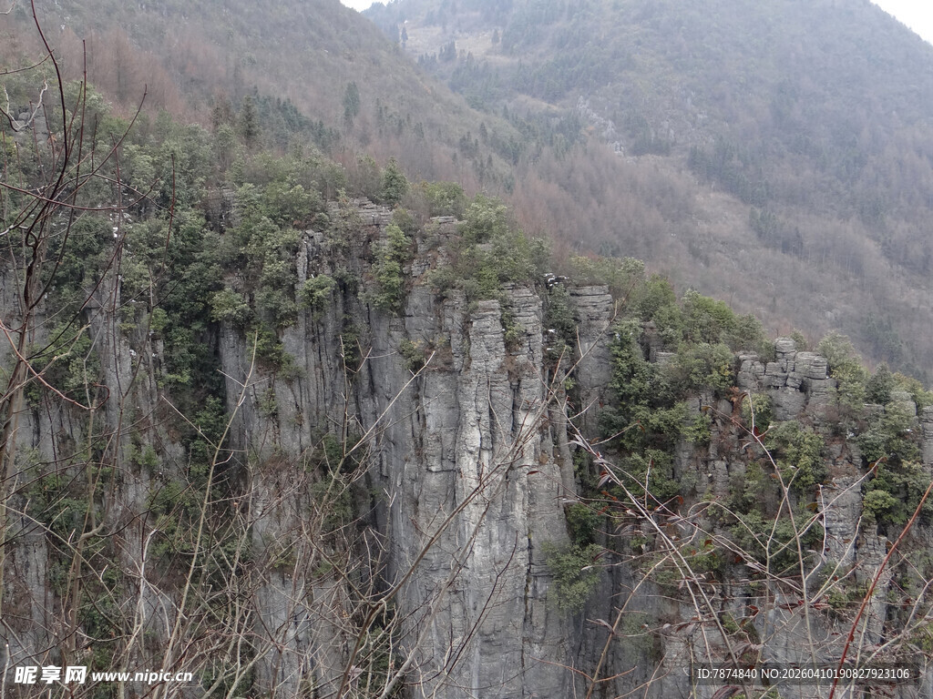 恩施陡峭悬崖上的绿色植被