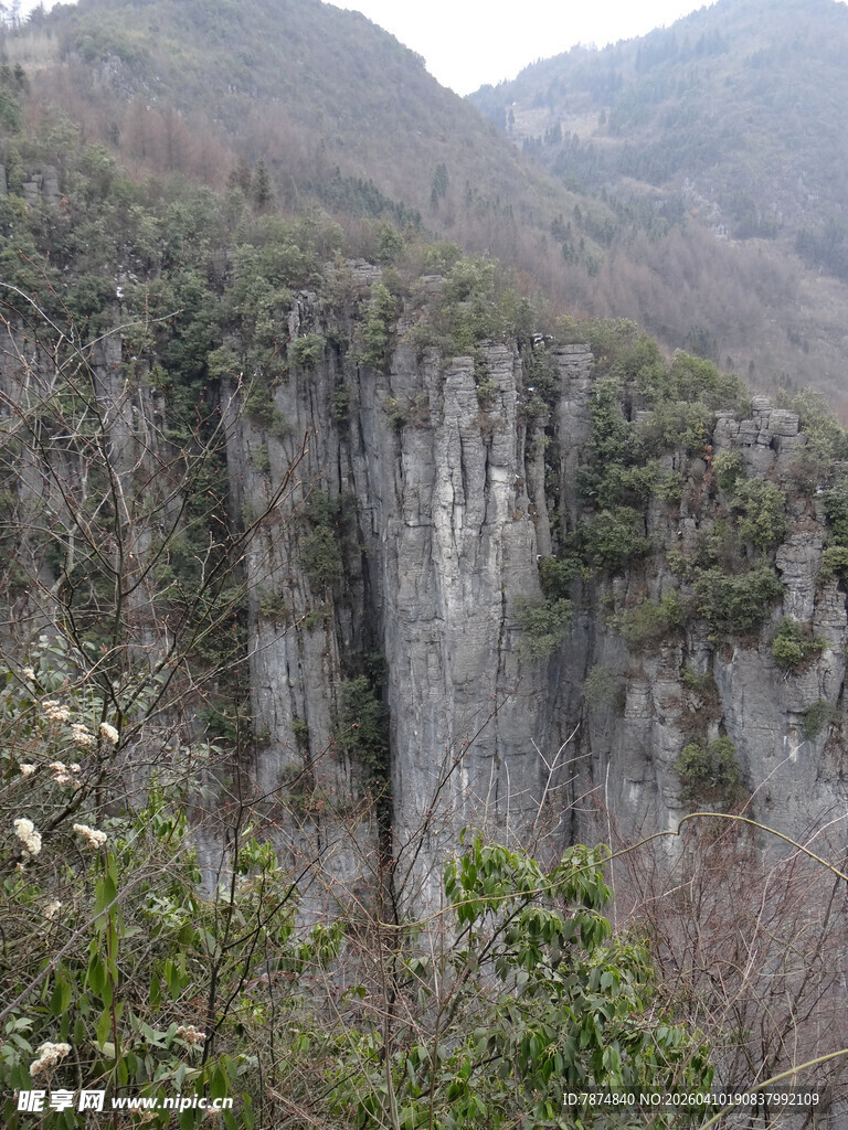 恩施壮观陡峭的山间岩壁景观