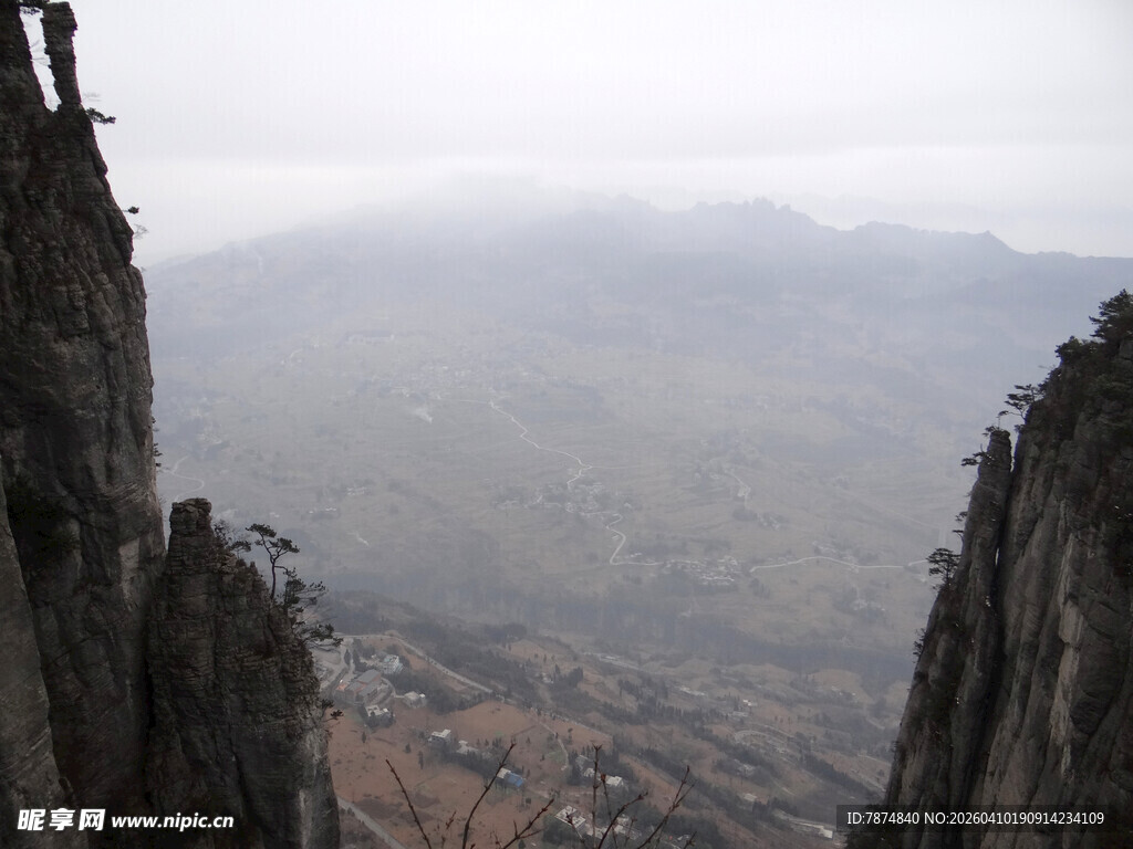 恩施险峻山峰间的壮丽景色