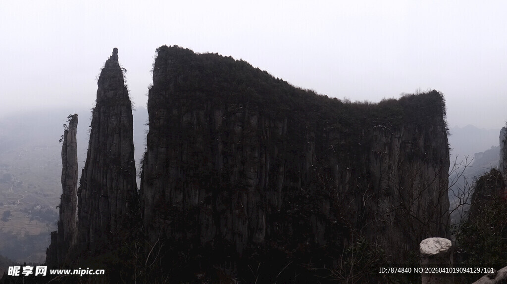 恩施巍峨山峰云雾间的壮美景观