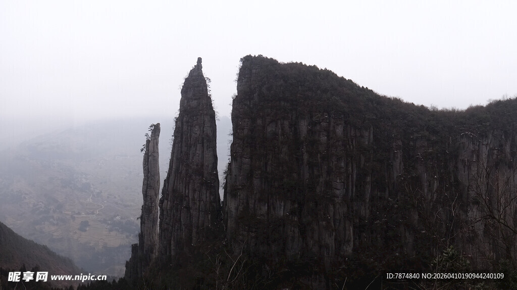 恩施云雾中的巍峨险峻山峰
