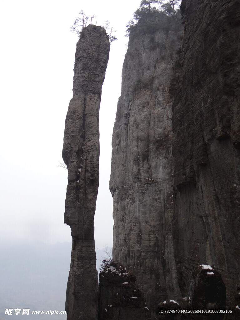 恩施奇峰屹立于山间