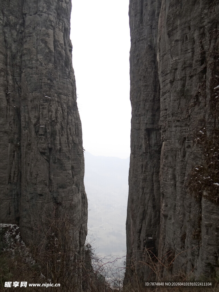 恩施险峻峡谷间的壮美自然景观