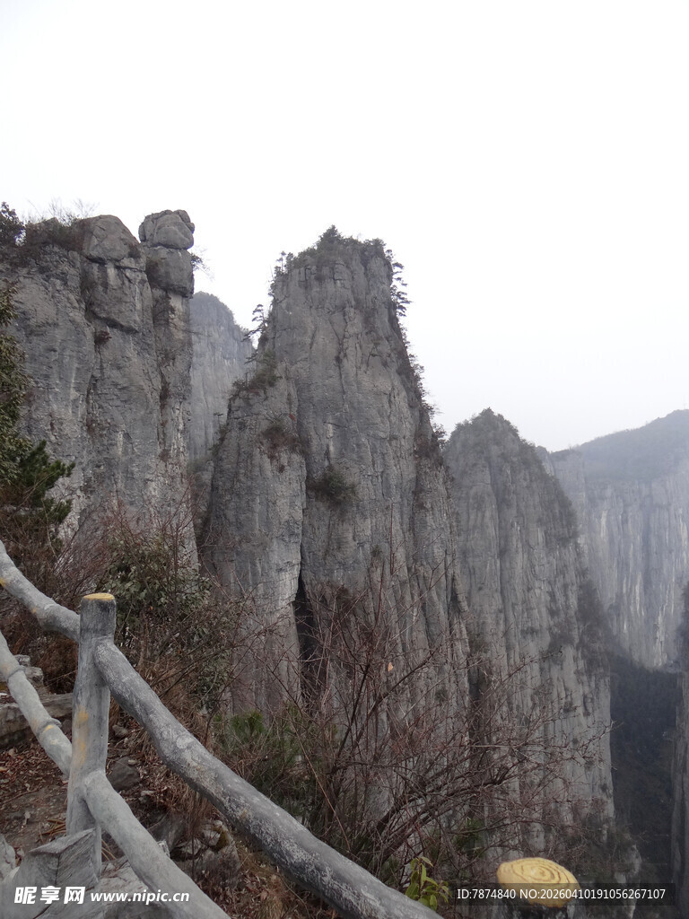 恩施险峻山峰旁的木质栈道