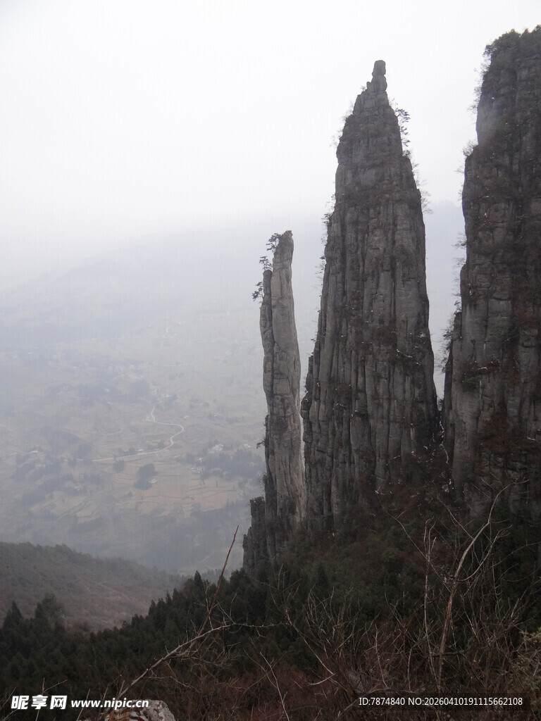 恩施云雾中的奇特山峰景观