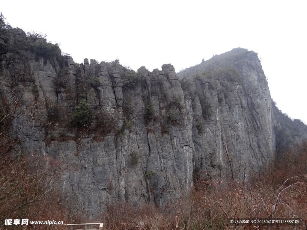 恩施陡峭嶙峋的灰色山壁