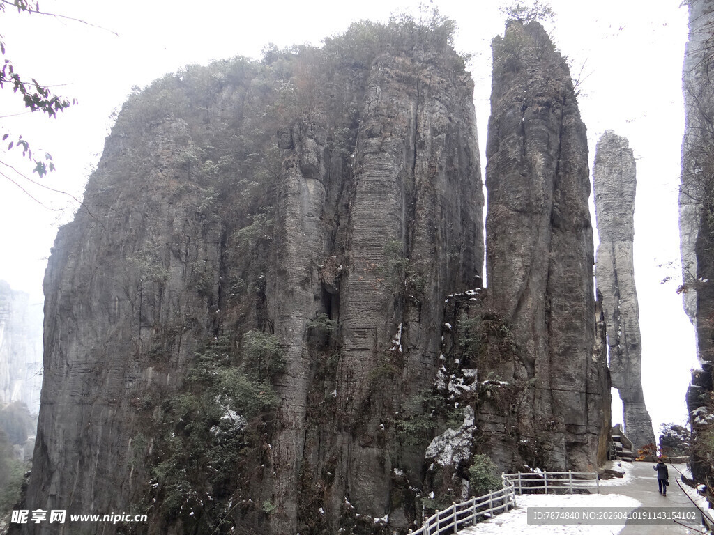 恩施奇峰林立的壮丽山景