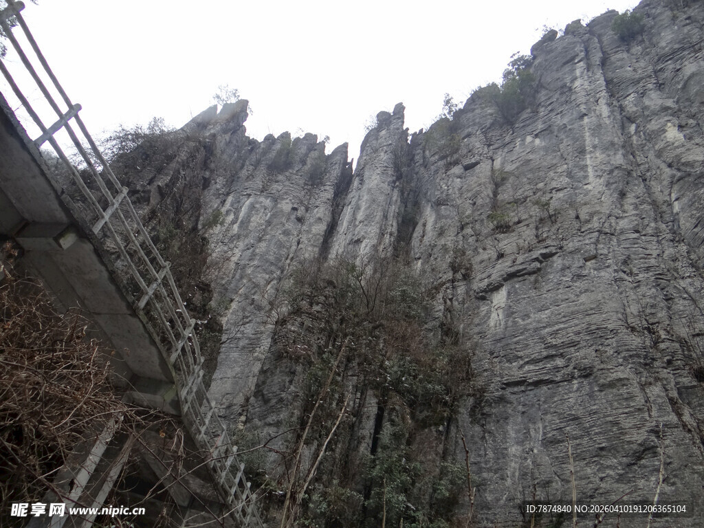 恩施陡峭山壁旁的悬空栈道