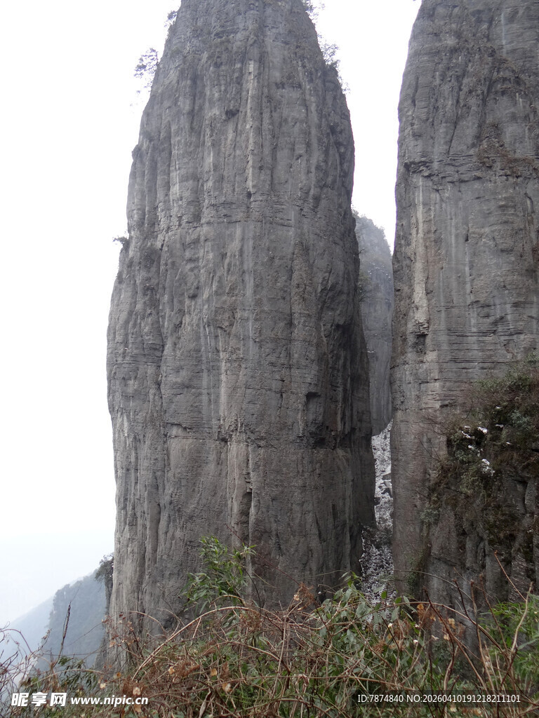 恩施巍峨双石柱景观