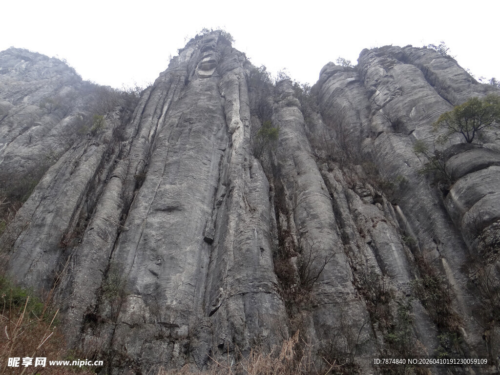 恩施陡峭嶙峋的灰白岩石山峰