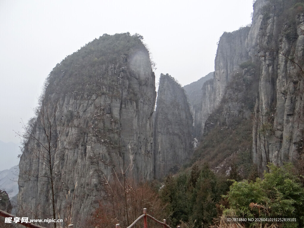 恩施云雾缭绕的巍峨险峻山峰