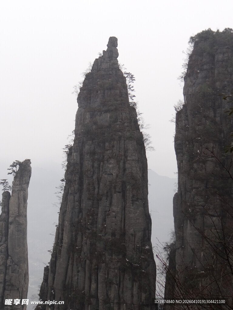 恩施奇峰耸立的壮观自然景观
