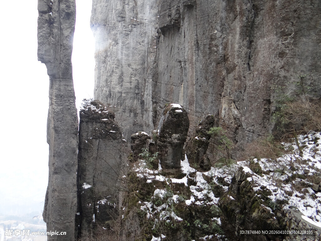 恩施雪覆峭壁上的坚毅身影
