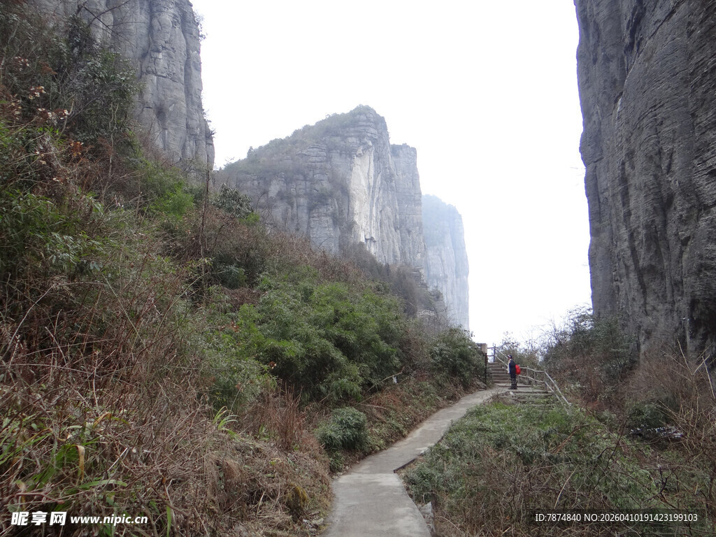 恩施山间小径穿行于巍峨峭壁