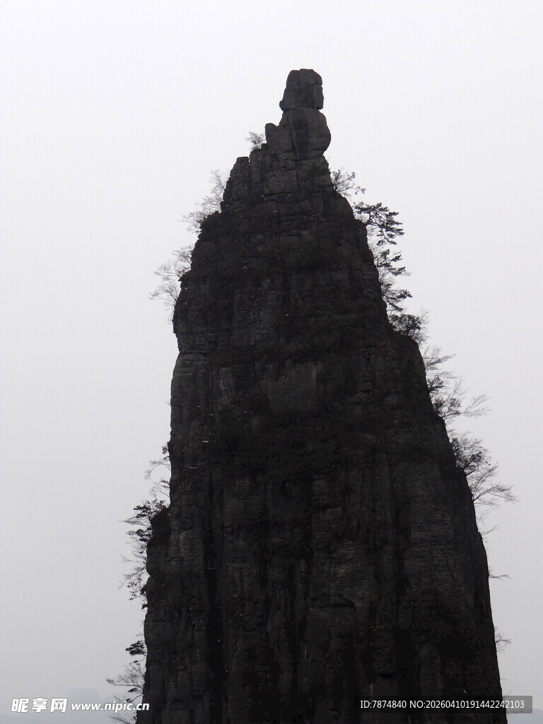 恩施孤峰上的神秘身影