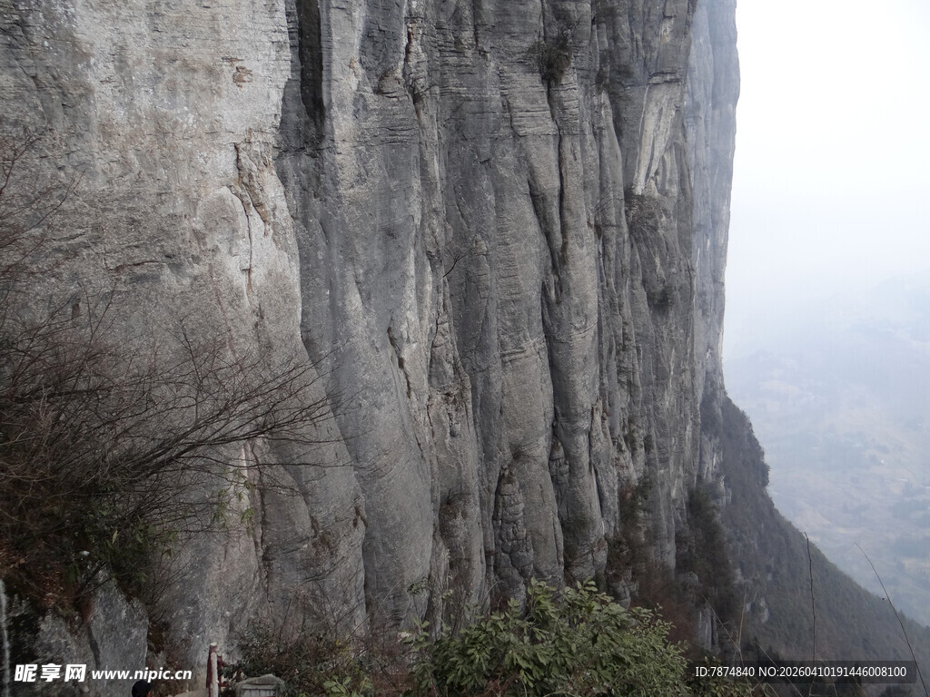 恩施陡峭绝壁 隐于雾霭之间