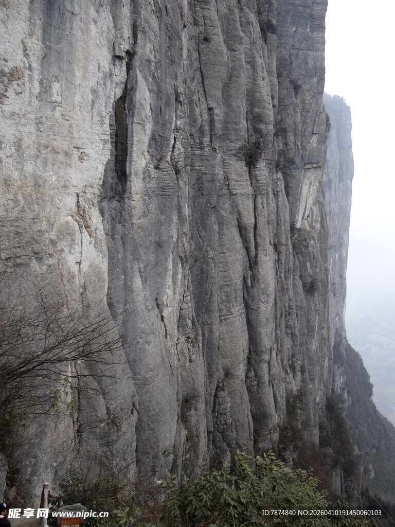 恩施陡峭绝壁景观