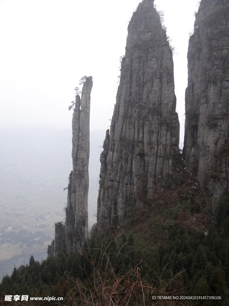 恩施奇峰耸立的壮丽山景