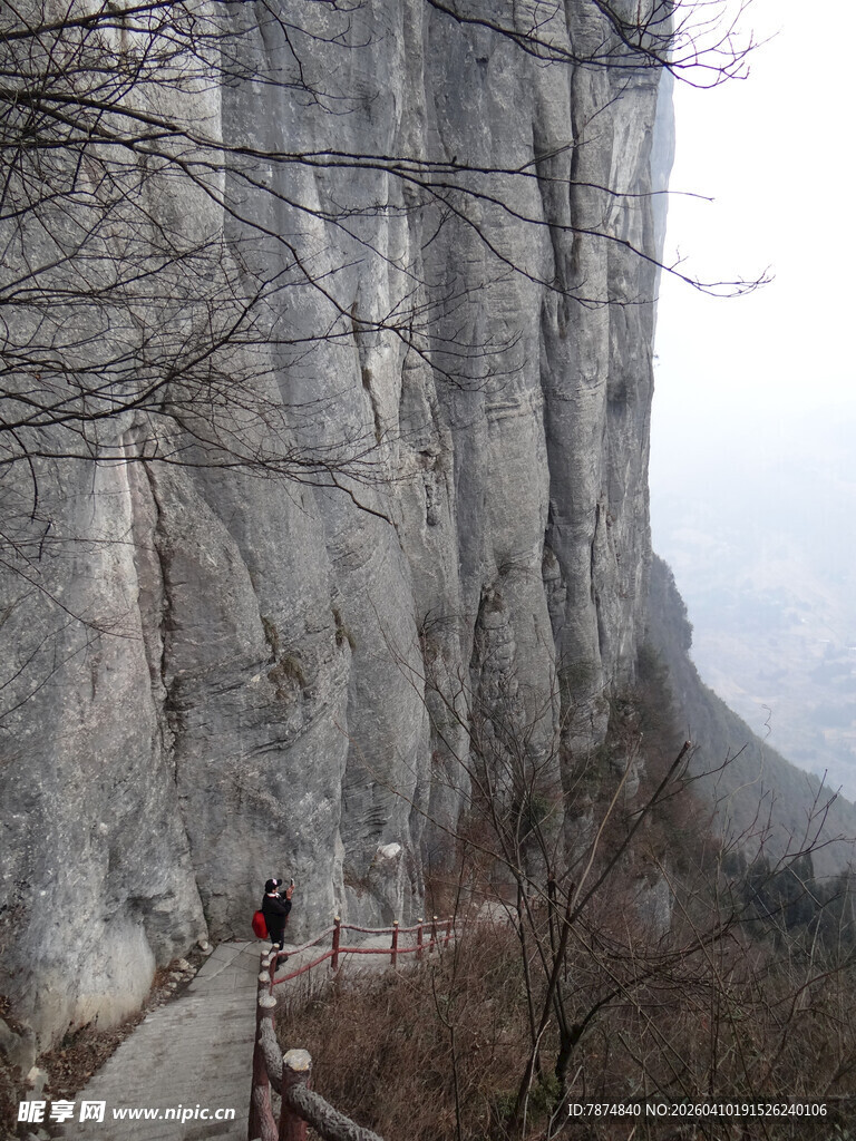恩施山间栈道上的徒步者