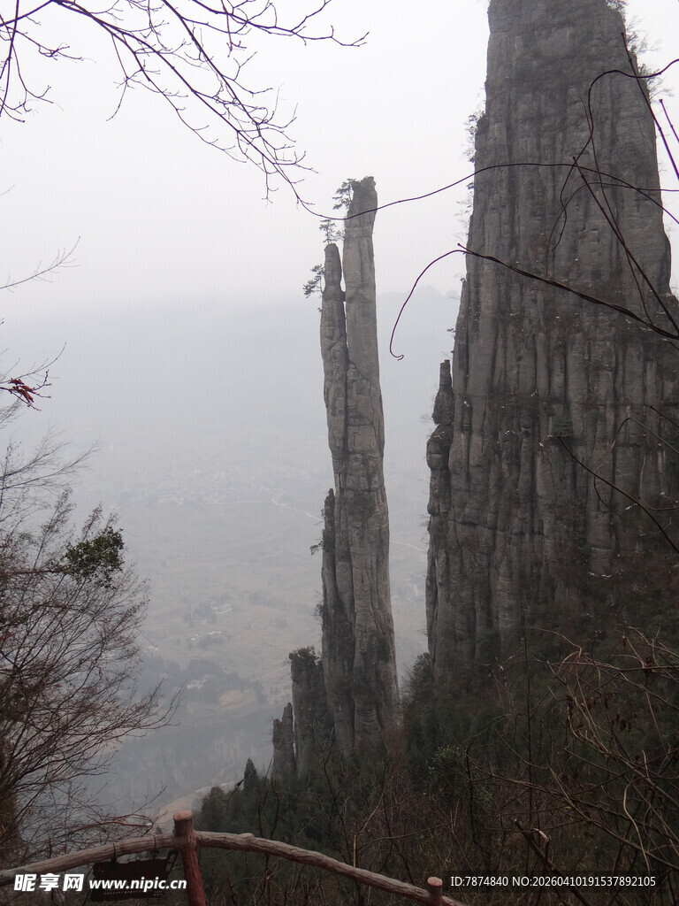 恩施奇峰耸立的山间景致