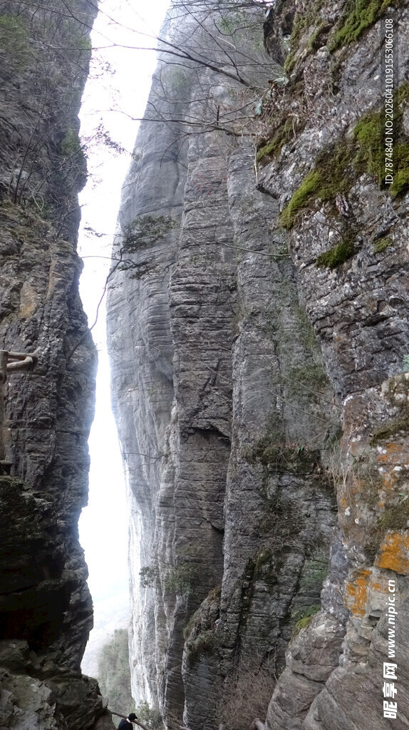 恩施狭窄峡谷间的一线天光