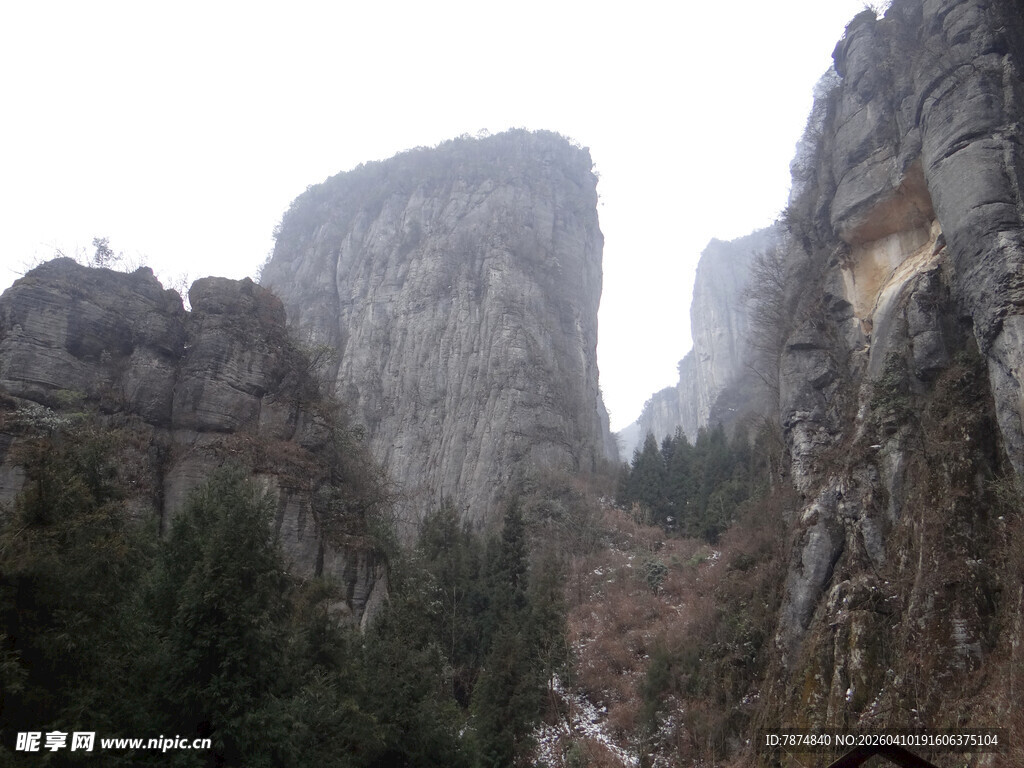 恩施山间雾绕的巍峨岩石景观