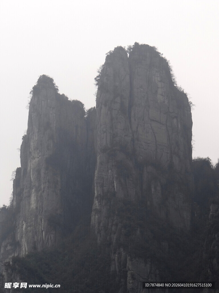 恩施巍峨壮观的奇特山峰