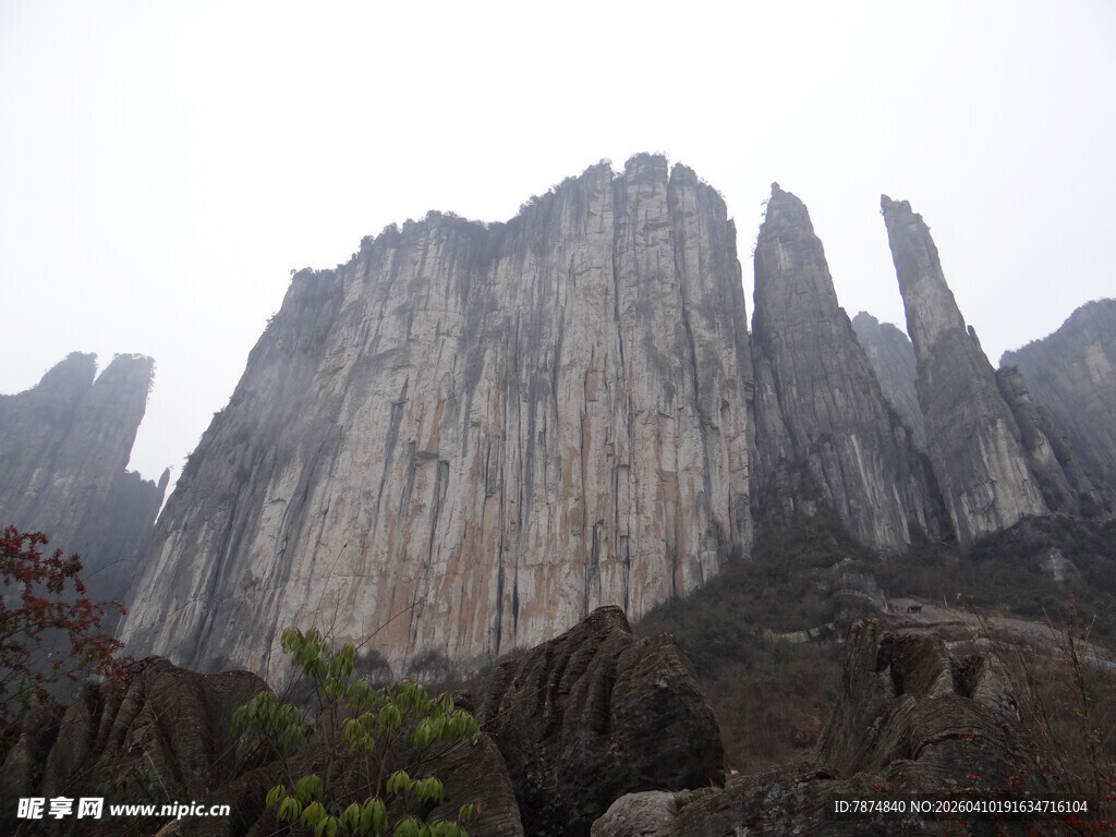 恩施巍峨壮观的陡峭山峰