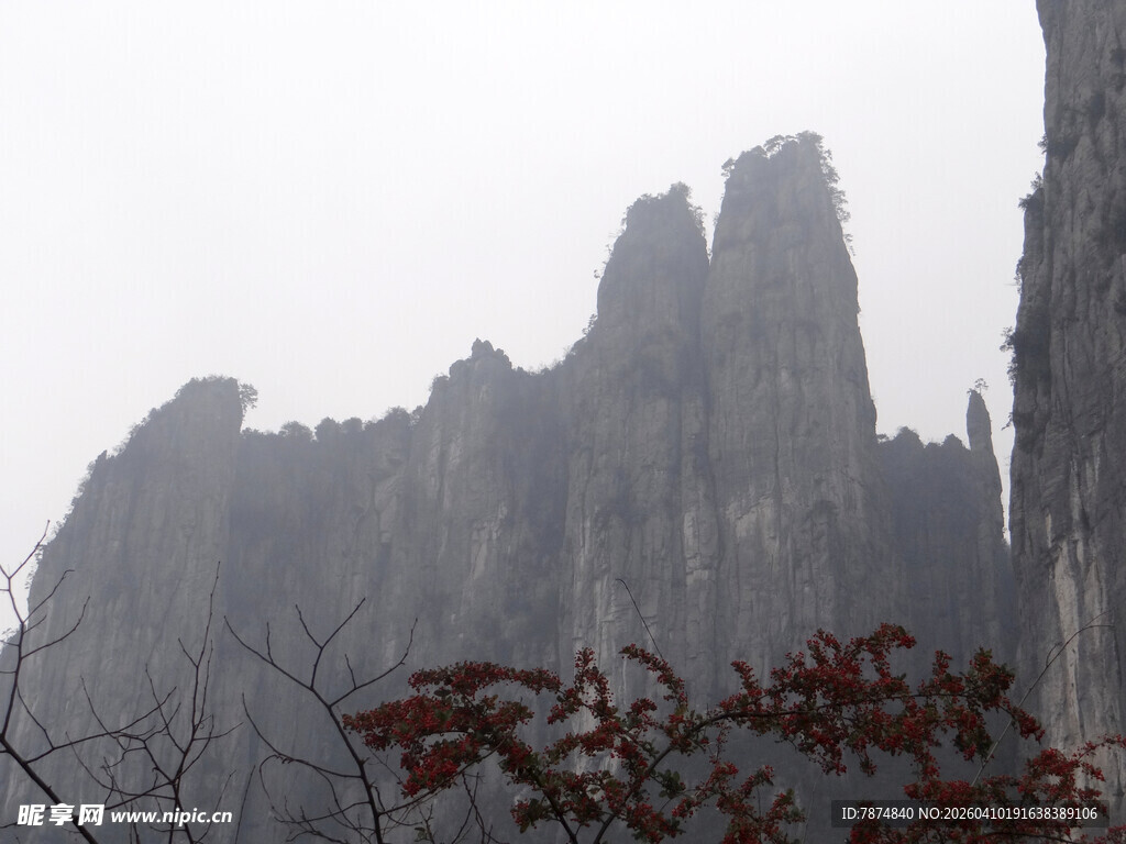 恩施雾中峻峭山峰景色