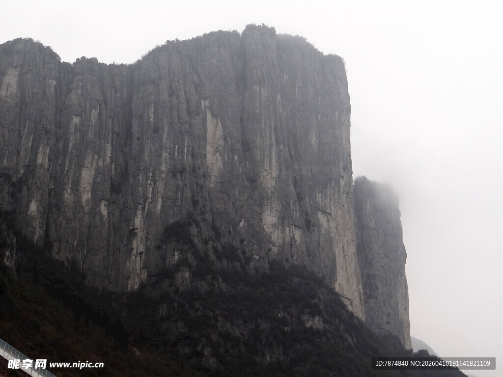 恩施云雾缭绕的陡峭山峰