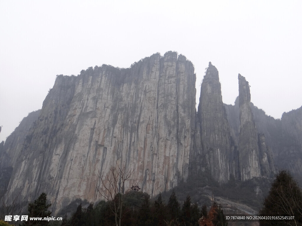恩施巍峨壮丽的险峻山峰