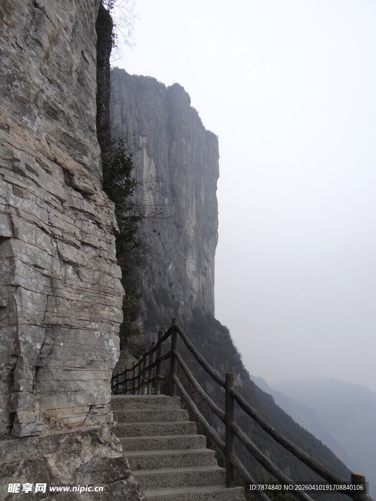 恩施山间石阶沿峭壁蜿蜒而上
