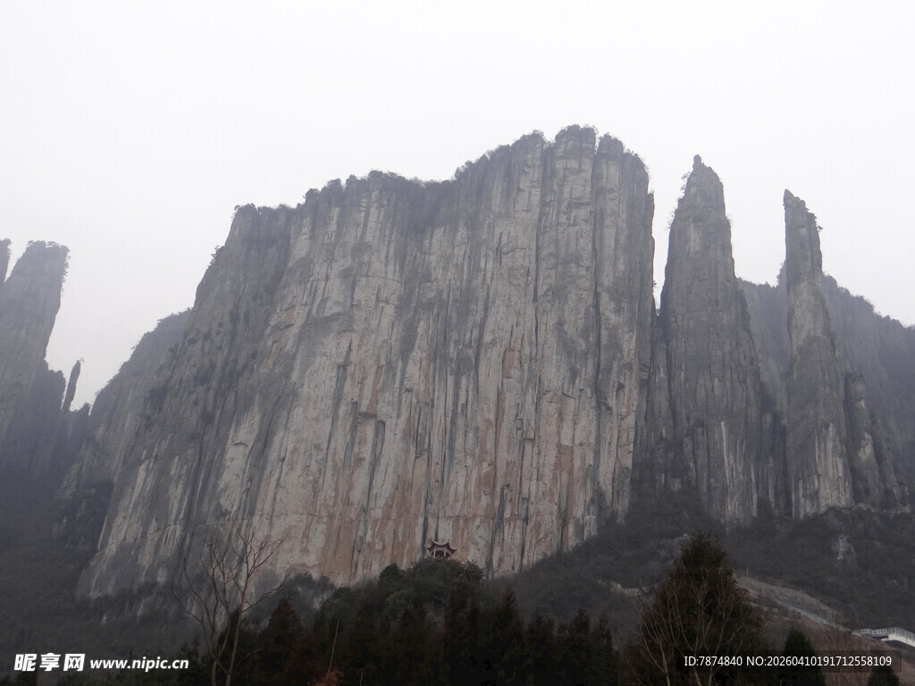 恩施巍峨壮观的奇特山峰