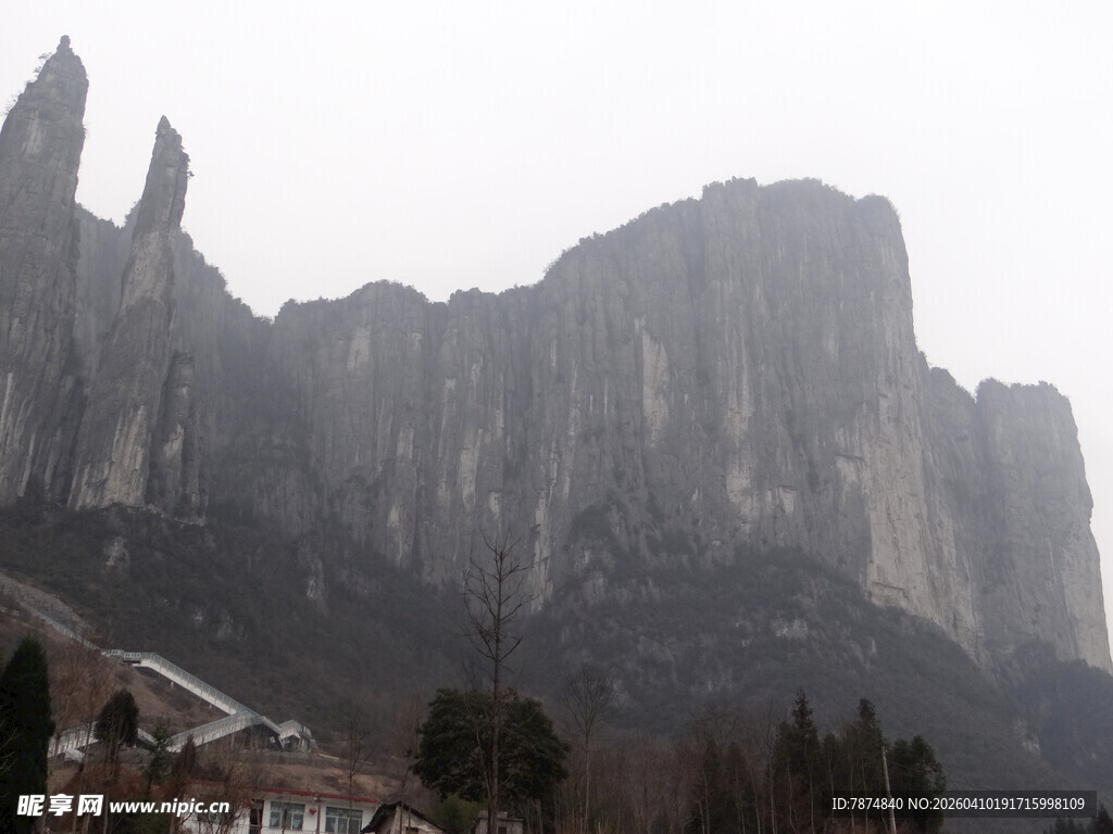 恩施壮丽山峰景色
