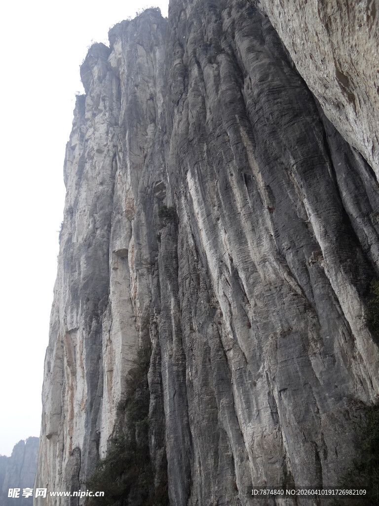 恩施巍峨壮观的陡峭岩石山峰